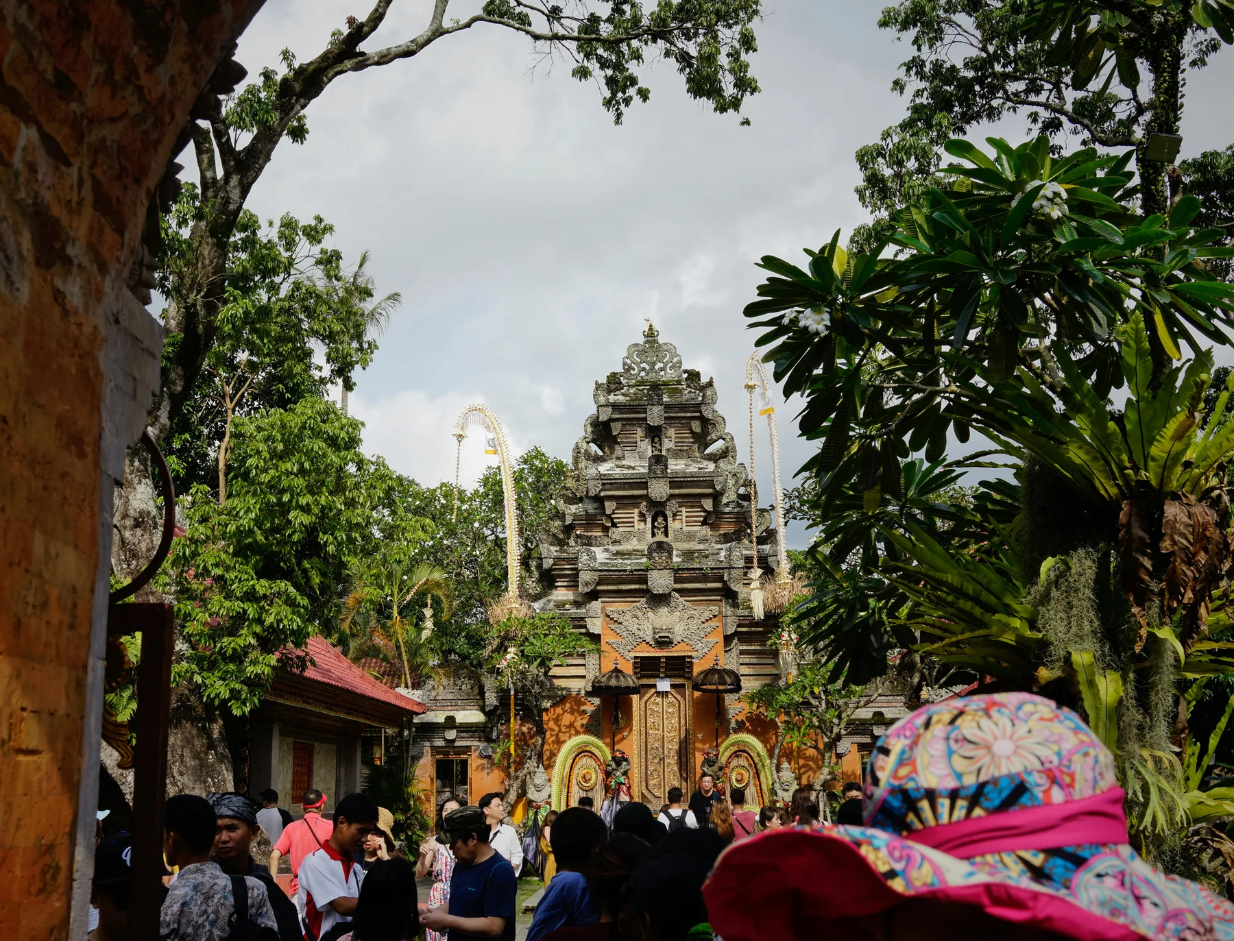 Gerbang dan arsitektur Puri Saren Agung di pusat Ubud