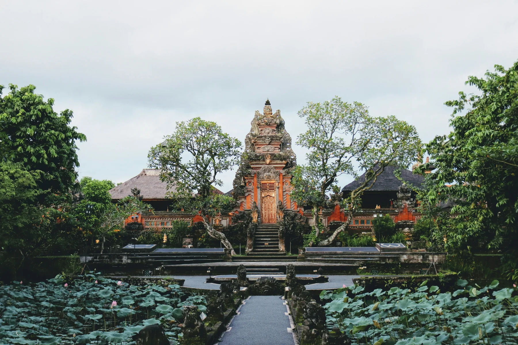 Kolam teratai dan arsitektur Bali di kawasan Ubud