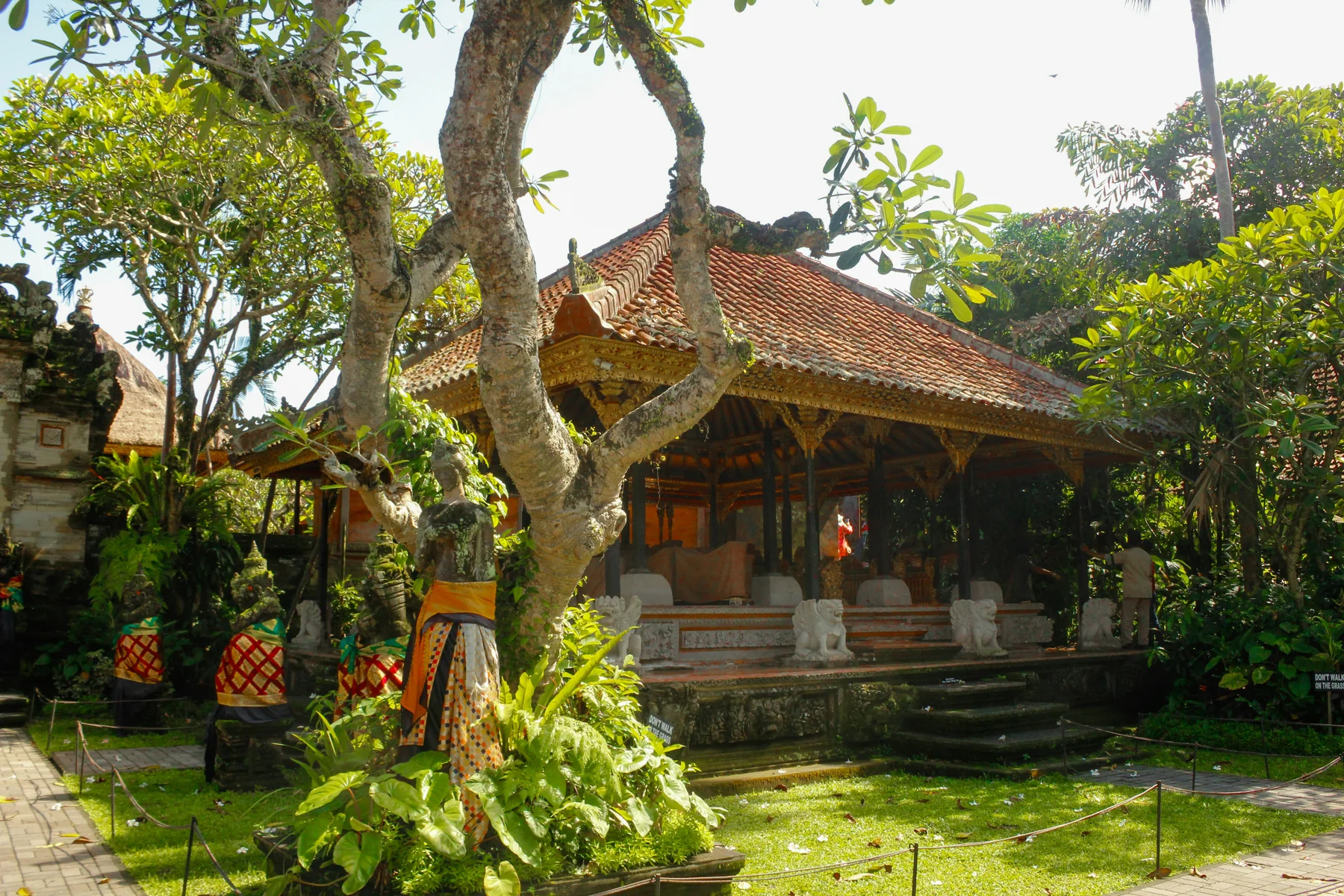 Paviliun dan detail arsitektur tradisional Bali di kawasan Puri Saren Agung